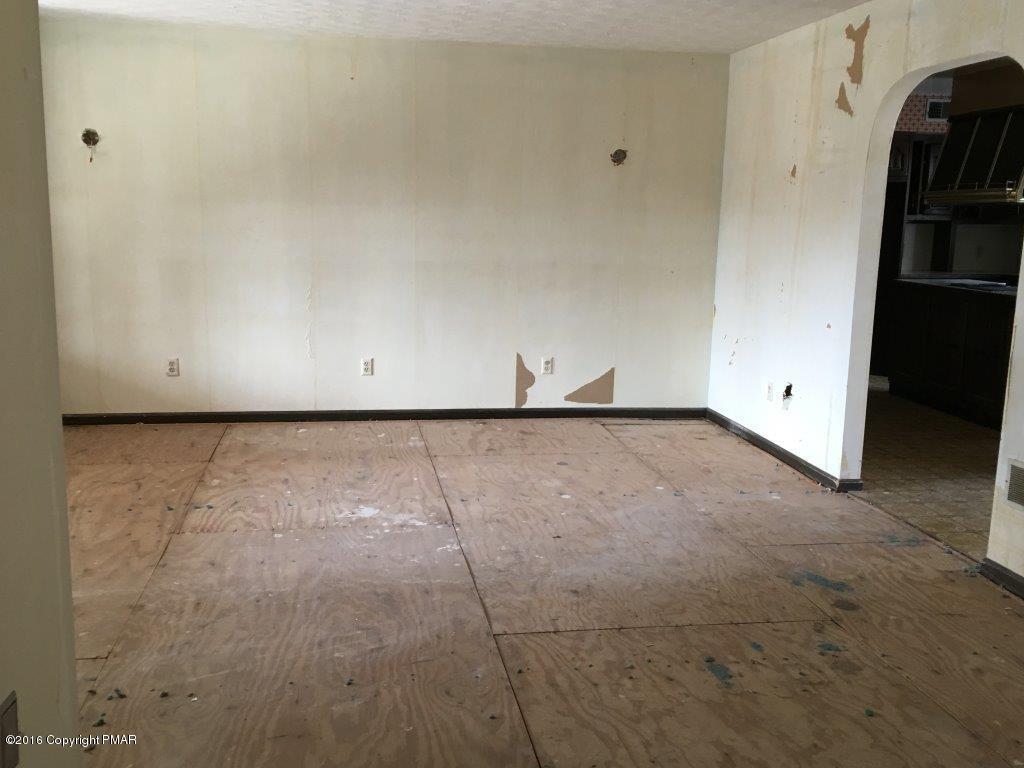 221 Dyson Road Swiftwater, PA 18370 - Photo 3 of 21 dining room