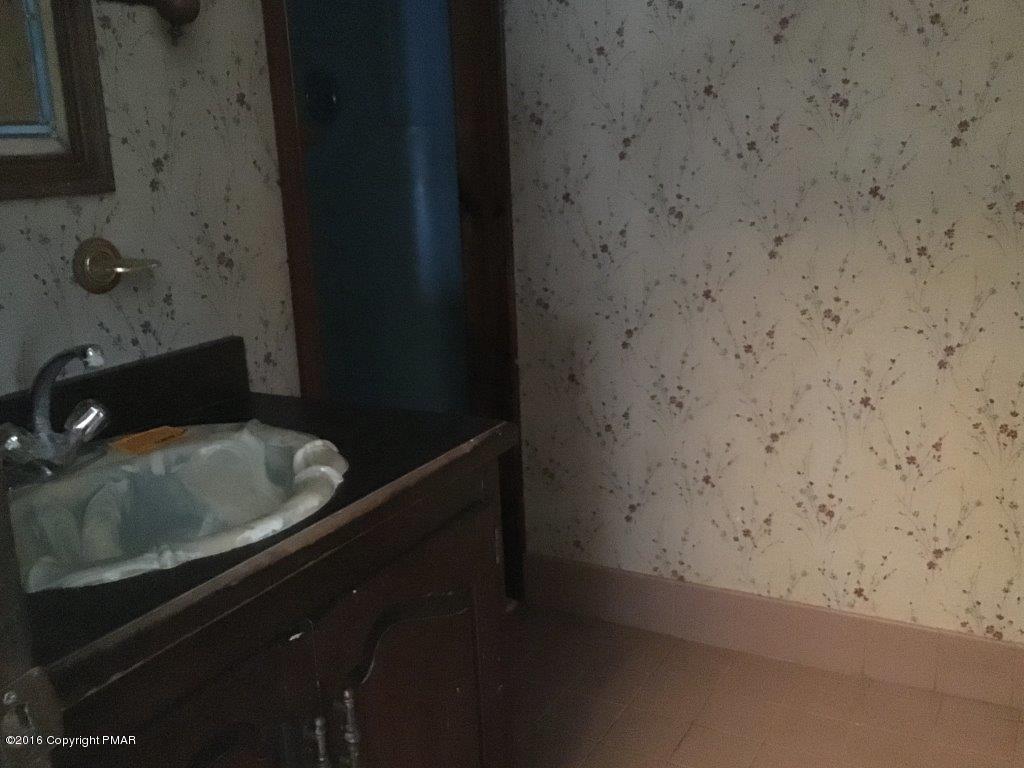 221 Dyson Road Swiftwater, PA 18370 - Photo 6 of 21 Half bath
