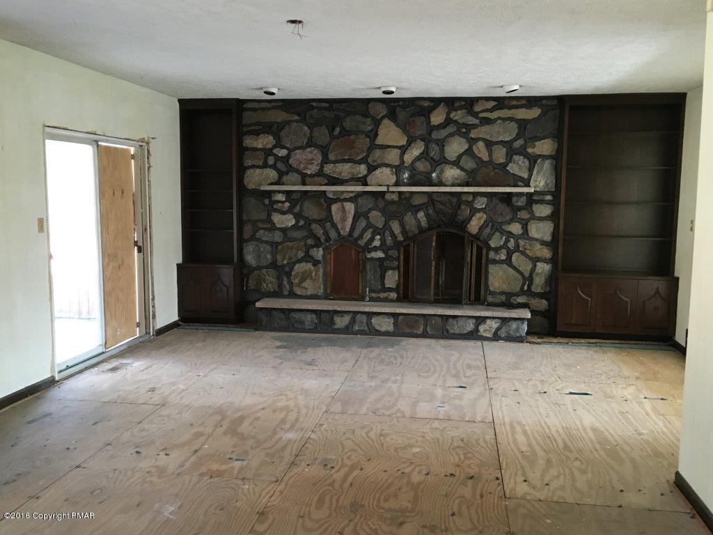 221 Dyson Road Swiftwater, PA 18370 - Photo 8 of 21 family room