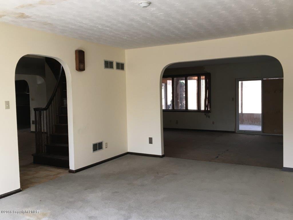 221 Dyson Road Swiftwater, PA 18370 - Photo 10 of 21 Living room