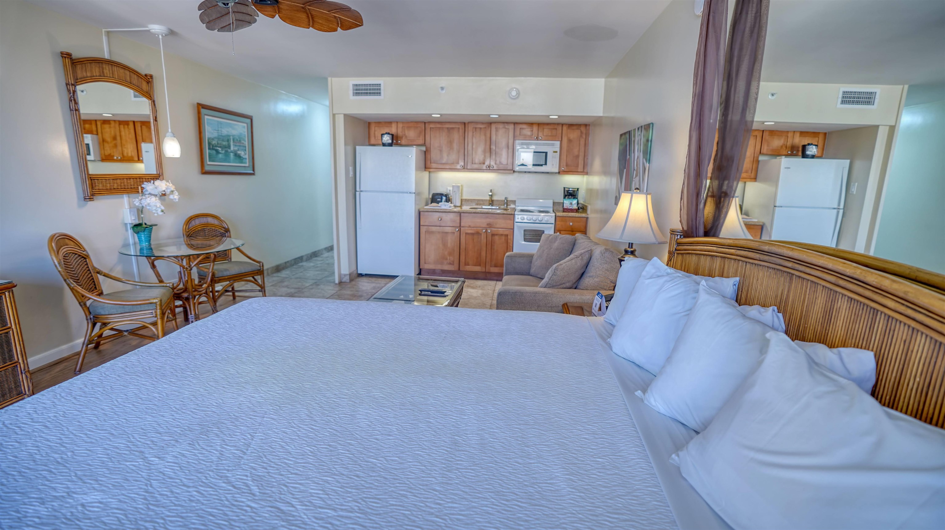 4365 Lower Honoapiilani Road, Unit 1018 Lahaina, HI 96761 - Photo 14 of 35 a bed room with furniture and a lamp