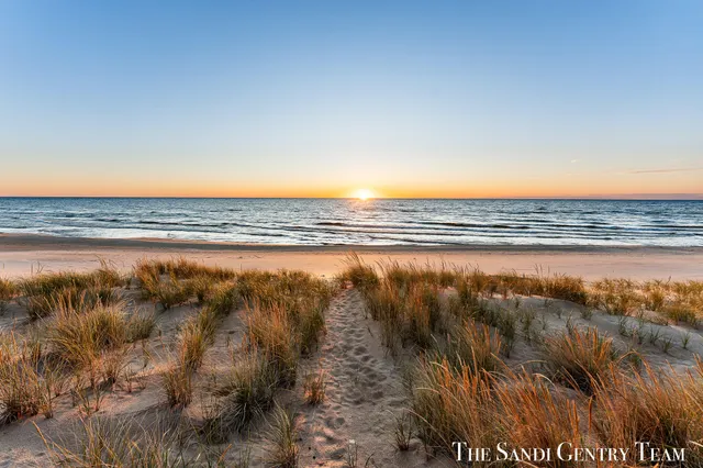 $5,995,900 | 19201 North Shore Drive, Spring Lake, MI 49456