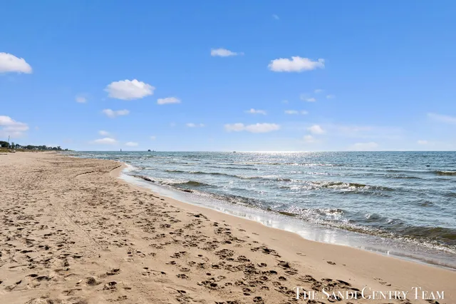 $5,995,900 | 19201 North Shore Drive, Spring Lake, MI 49456