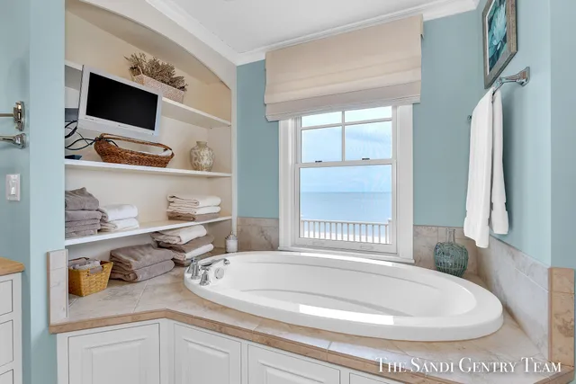 $5,995,900 | 19201 North Shore Drive, Spring Lake, MI 49456