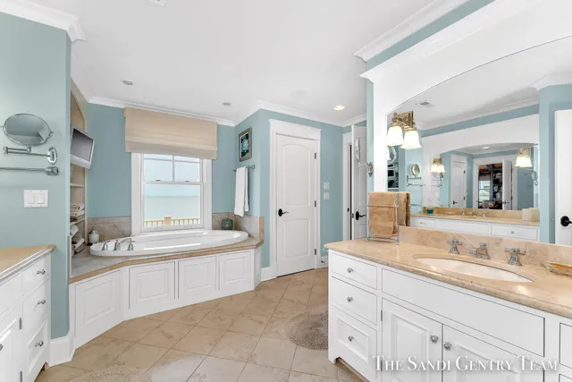 $5,995,900 | 19201 North Shore Drive, Spring Lake, MI 49456