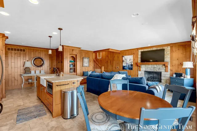 $5,995,900 | 19201 North Shore Drive, Spring Lake, MI 49456
