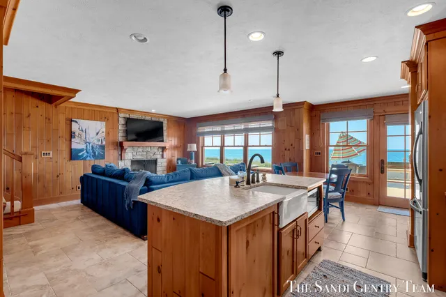 $5,995,900 | 19201 North Shore Drive, Spring Lake, MI 49456