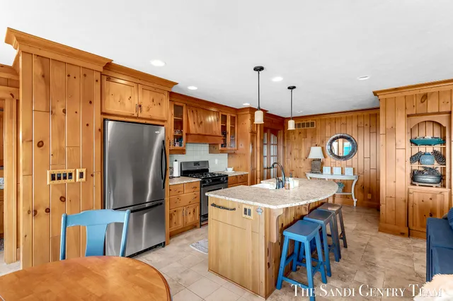 $5,995,900 | 19201 North Shore Drive, Spring Lake, MI 49456