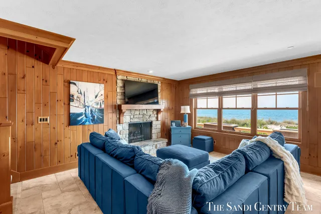 $5,995,900 | 19201 North Shore Drive, Spring Lake, MI 49456