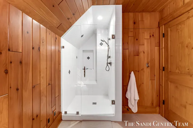 $5,995,900 | 19201 North Shore Drive, Spring Lake, MI 49456