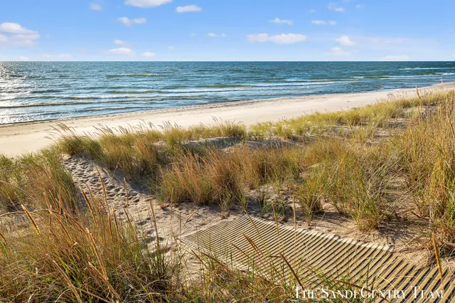 $5,995,900 | 19201 North Shore Drive, Spring Lake, MI 49456