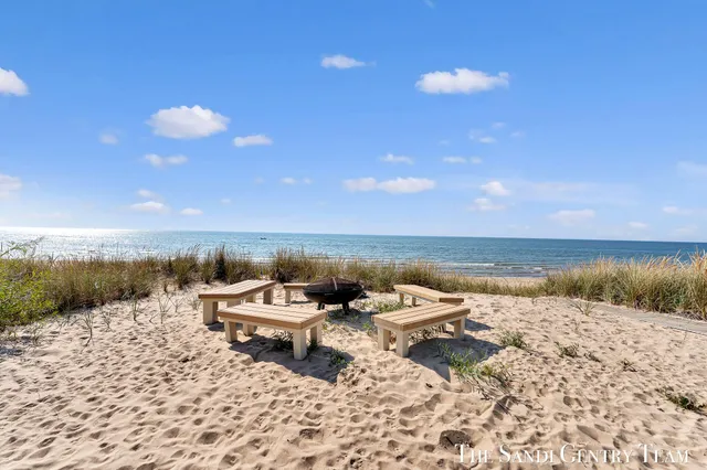 $5,995,900 | 19201 North Shore Drive, Spring Lake, MI 49456