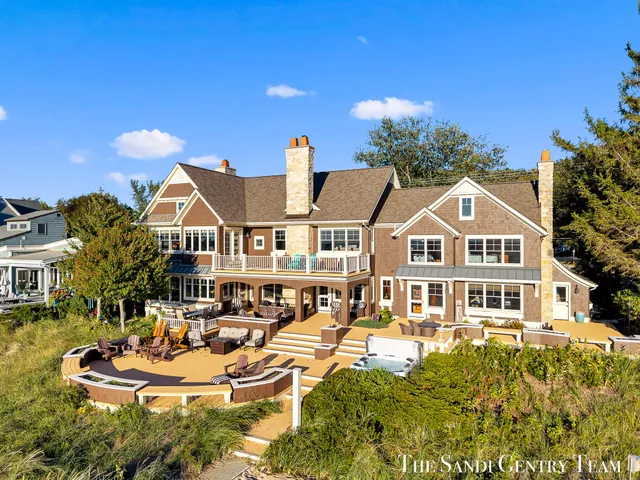 $5,995,900 | 19201 North Shore Drive, Spring Lake, MI 49456