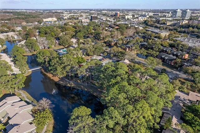 a view of a back yard