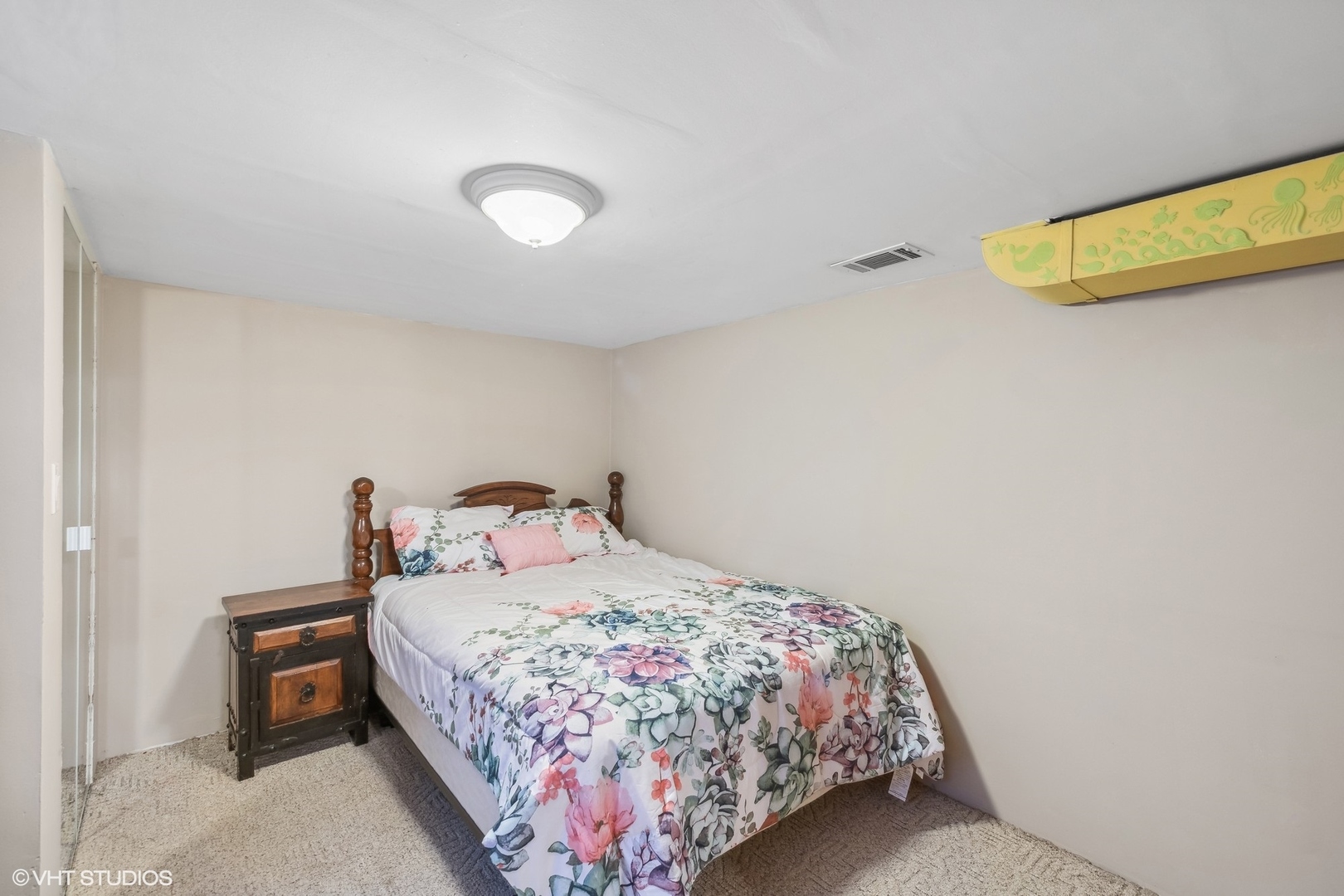 30 Northgate Road Riverside, IL 60546 - Photo 11 of 20 a bedroom with a bed and a potted plant