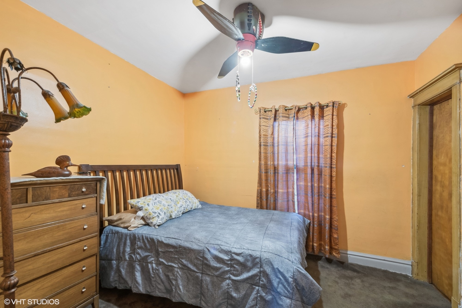 30 Northgate Road Riverside, IL 60546 - Photo 8 of 20 a bedroom with a bed and a dresser