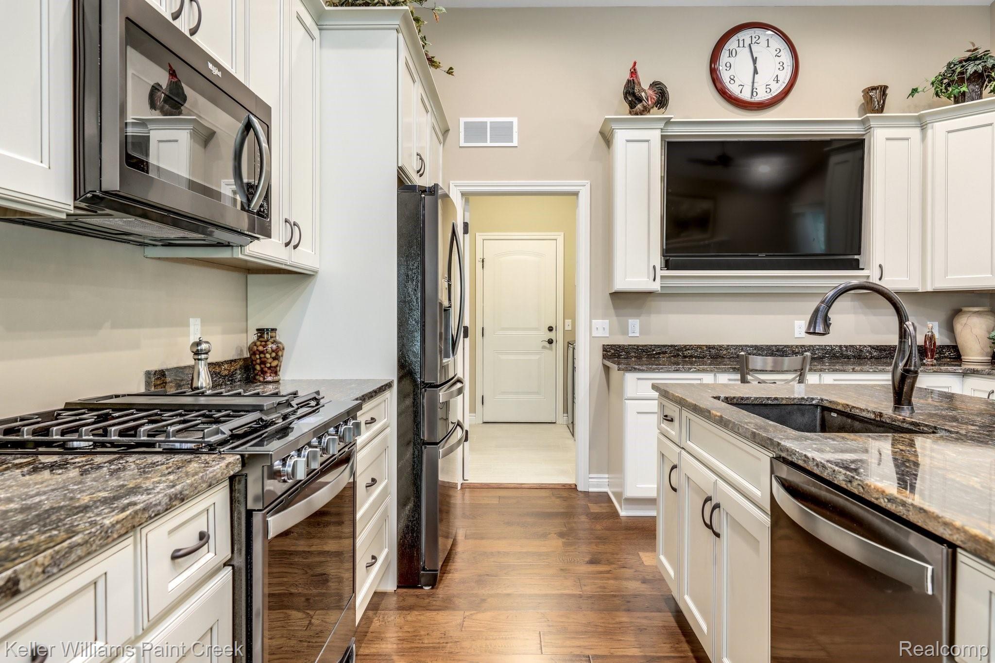 1027 Hampshire Court Rochester, MI 48307 - Photo 25 of 30 Flawless attention to detail and impeccable decor are evident.
