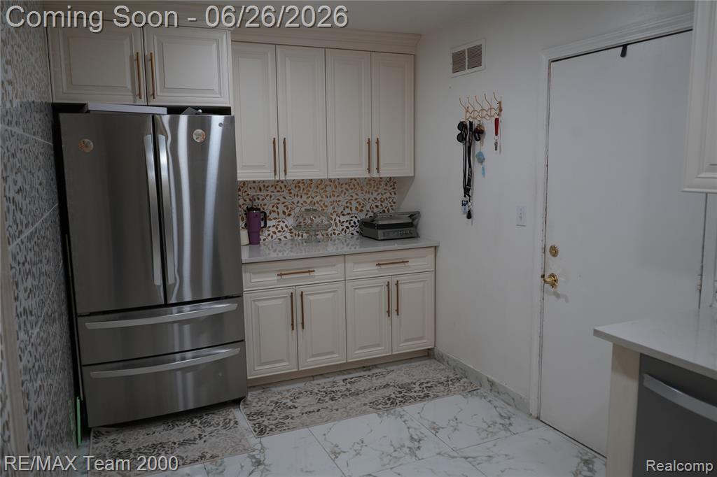 6426 Chase Road Dearborn, MI 48126 - Photo 7 of 35