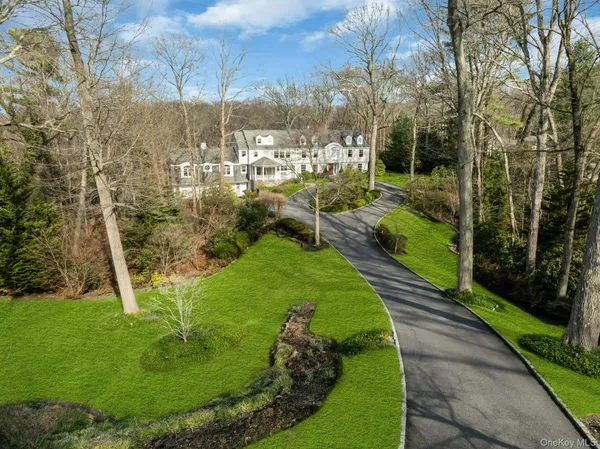 $4,250,000 | 10 Redmond Lane, Oyster Bay, NY 11771