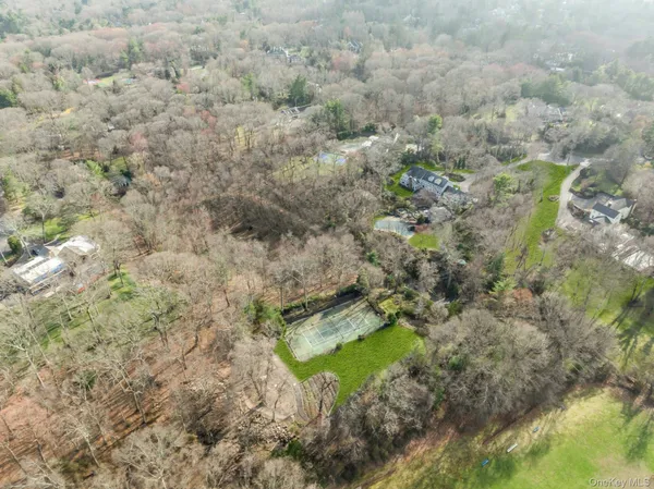 $4,250,000 | 10 Redmond Lane, Oyster Bay, NY 11771