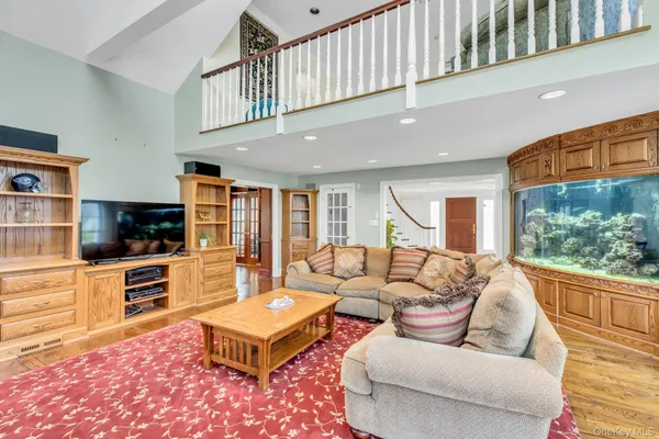$4,250,000 | 10 Redmond Lane, Oyster Bay, NY 11771