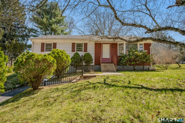 $280,000 | 8 Holly Hill Drive, Montville, CT 06382