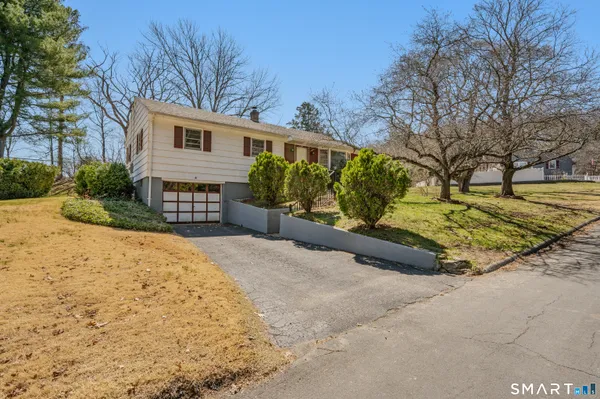 $280,000 | 8 Holly Hill Drive, Montville, CT 06382