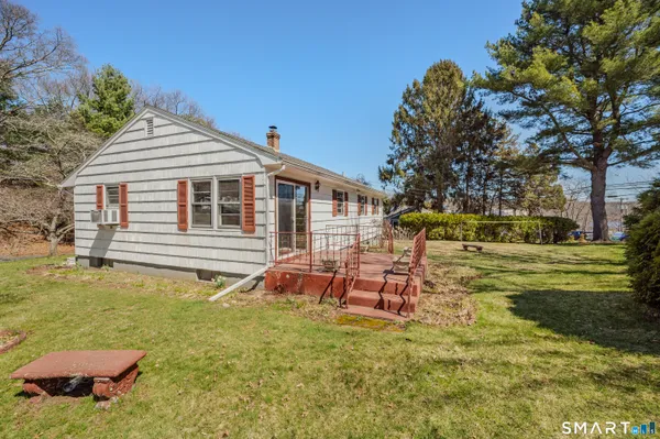 $280,000 | 8 Holly Hill Drive, Montville, CT 06382