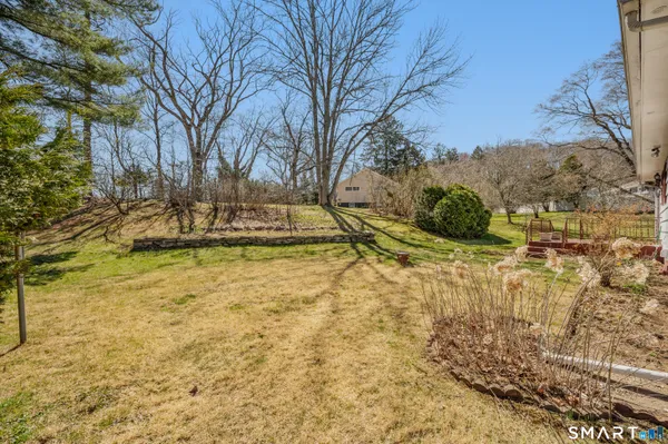 $280,000 | 8 Holly Hill Drive, Montville, CT 06382
