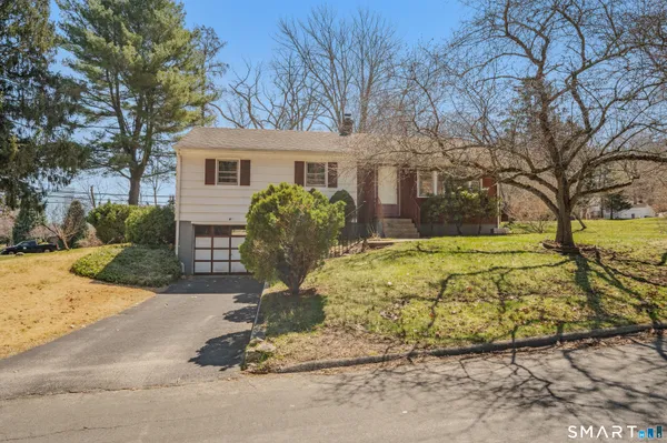 $280,000 | 8 Holly Hill Drive, Montville, CT 06382