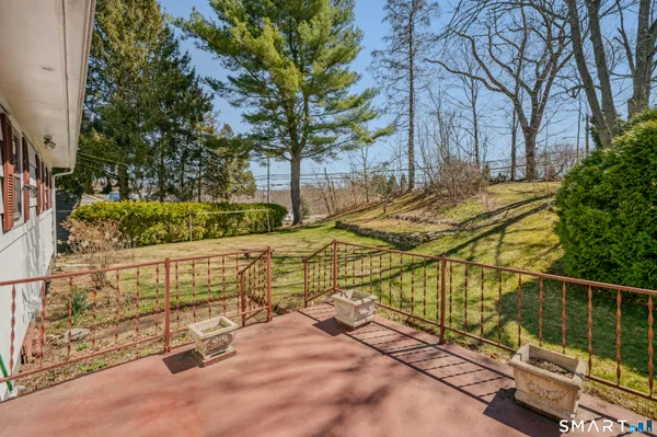 $280,000 | 8 Holly Hill Drive, Montville, CT 06382