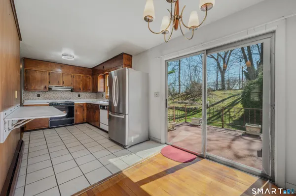 $280,000 | 8 Holly Hill Drive, Montville, CT 06382