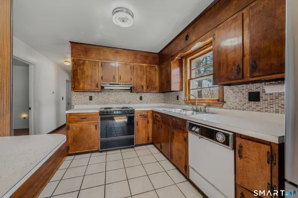 $280,000 | 8 Holly Hill Drive, Montville, CT 06382