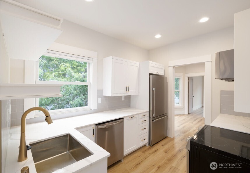 2123 East James Street Seattle, WA 98122 - Photo 3 of 14