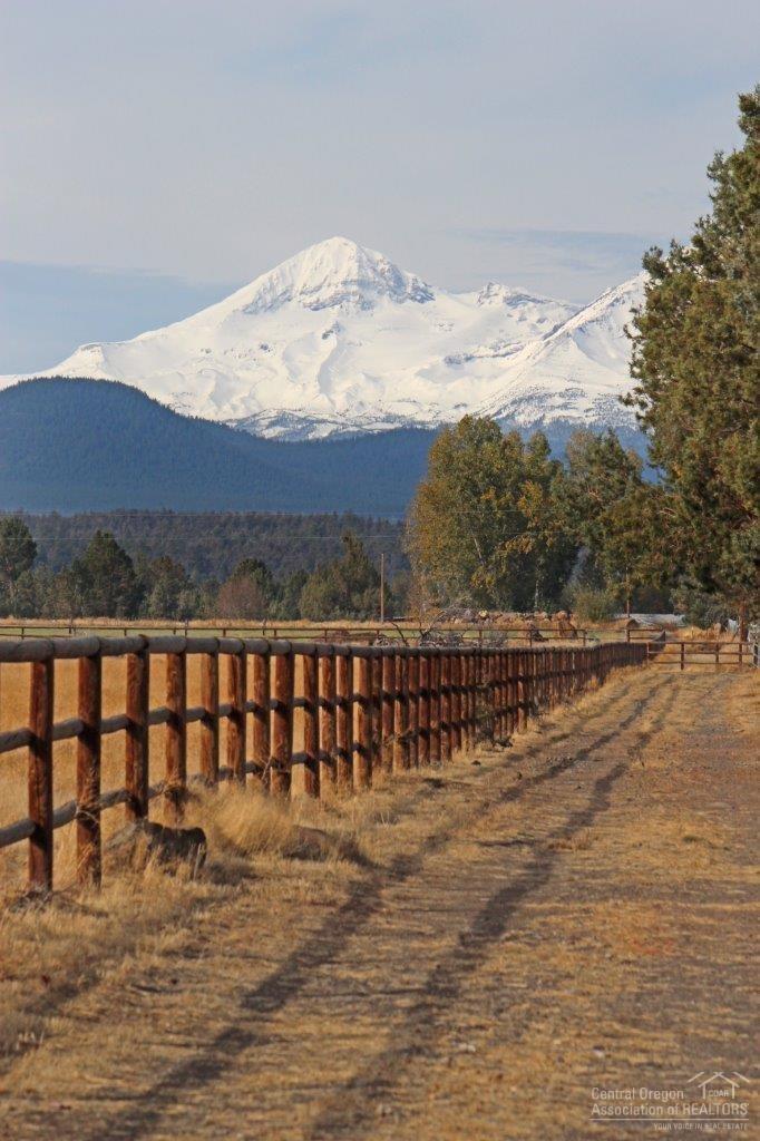 18985 Couch Market Road Bend, OR 97703 - Photo 24 of 24 Driveway to the shop/barn.