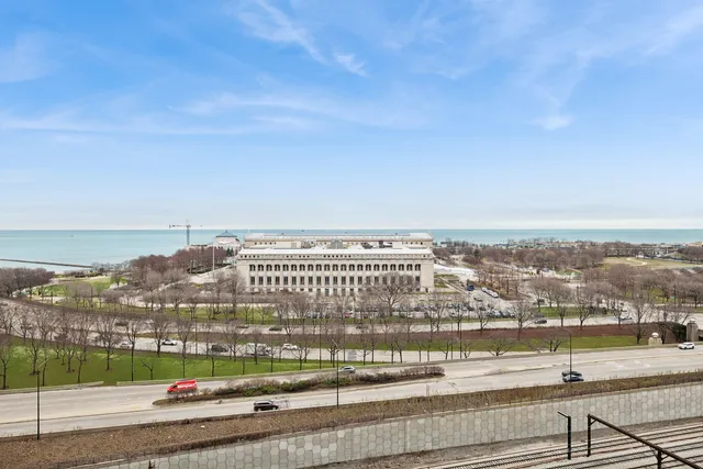 $649,000 | 1235 South Prairie Avenue, Unit 1303, Chicago, IL 60605