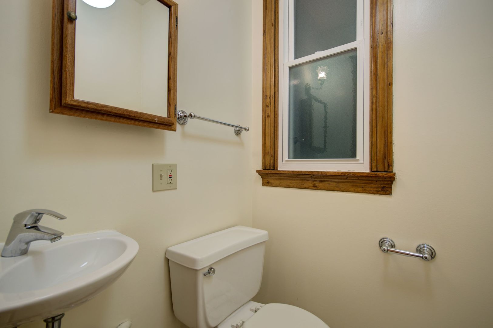 845 West Sheridan Road, Unit 1 Chicago, IL 60613 - Photo 15 of 17 a bathroom with a toilet sink and mirror