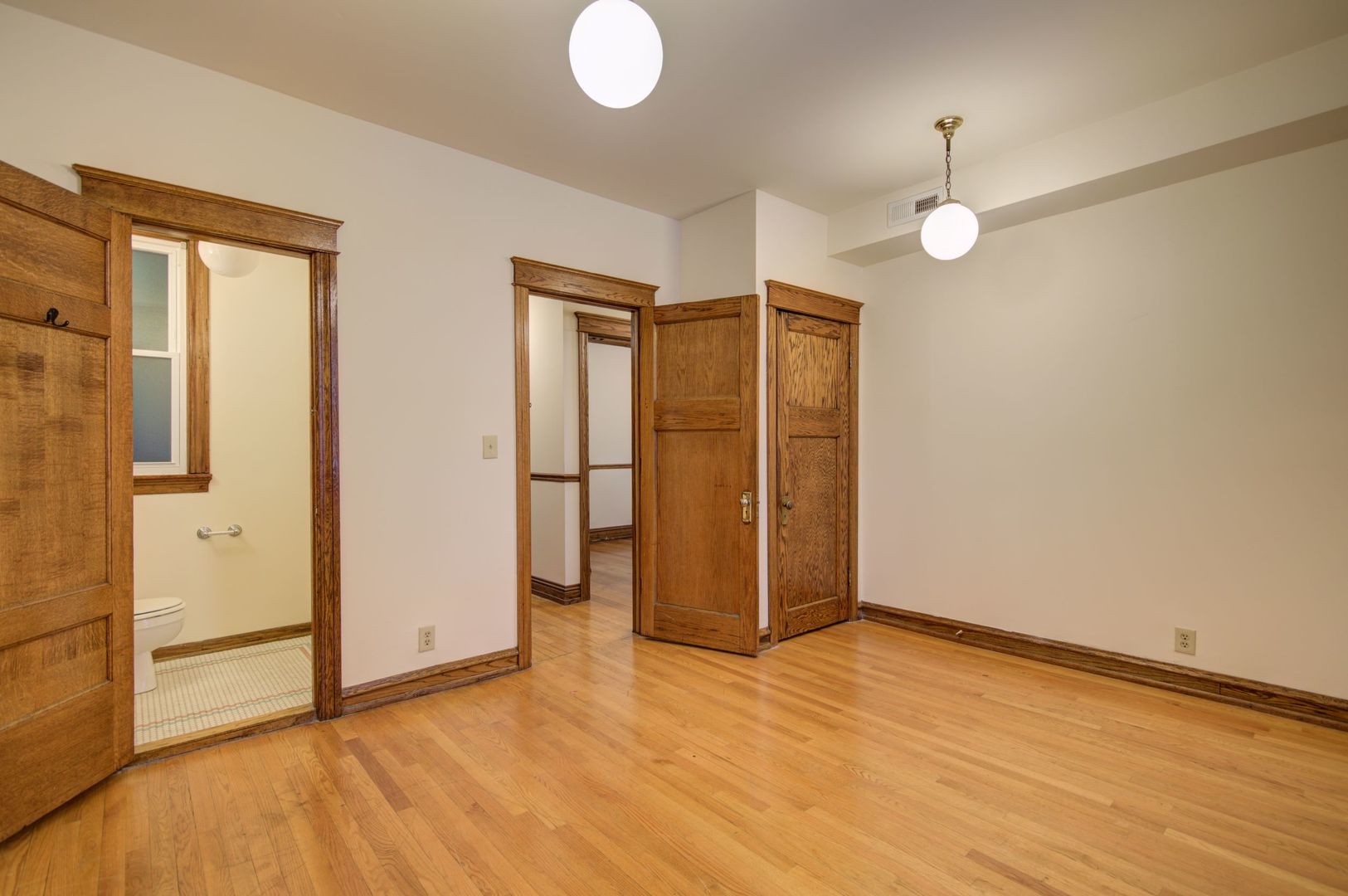 845 West Sheridan Road, Unit 1 Chicago, IL 60613 - Photo 9 of 17 a view of an empty room with wooden floor and a window