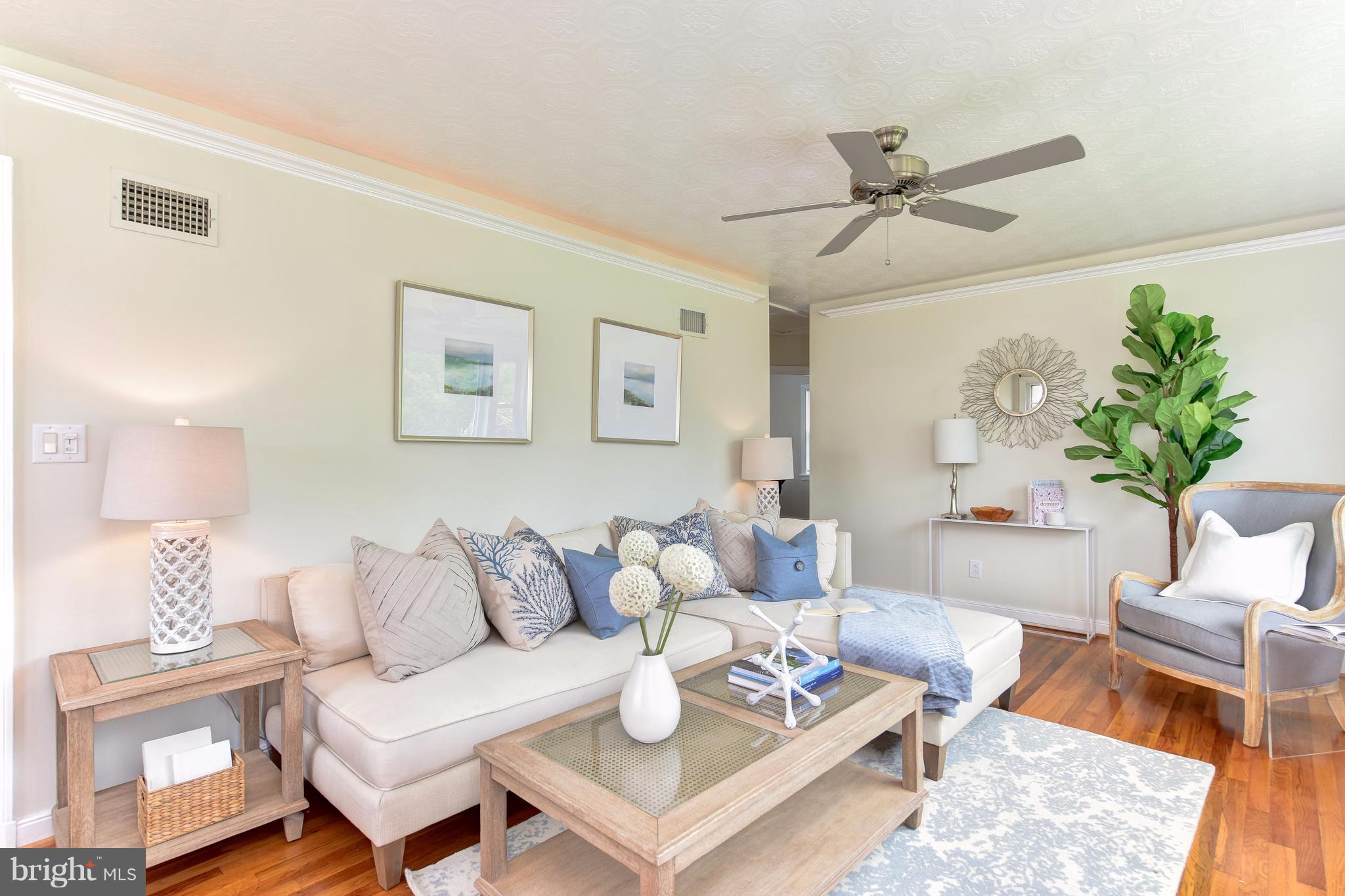 1607 Shenandoah Road Alexandria, VA 22308 - Photo 9 of 30 Living Room