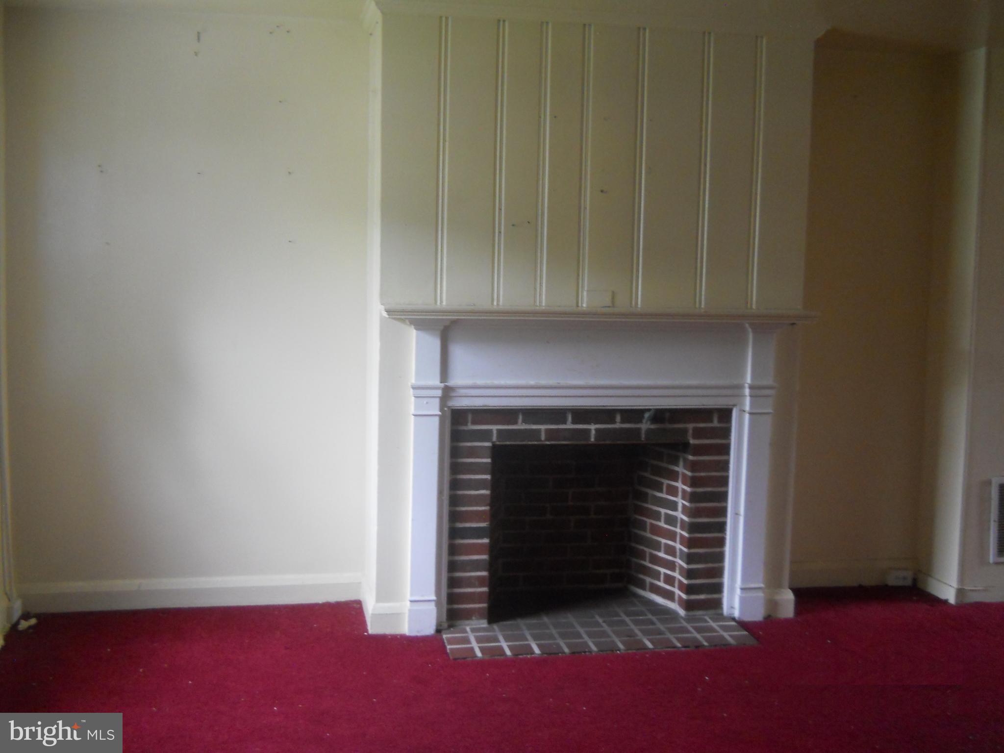 5221 Harford Road Baltimore, MD 21214 - Photo 2 of 17 Livigroom