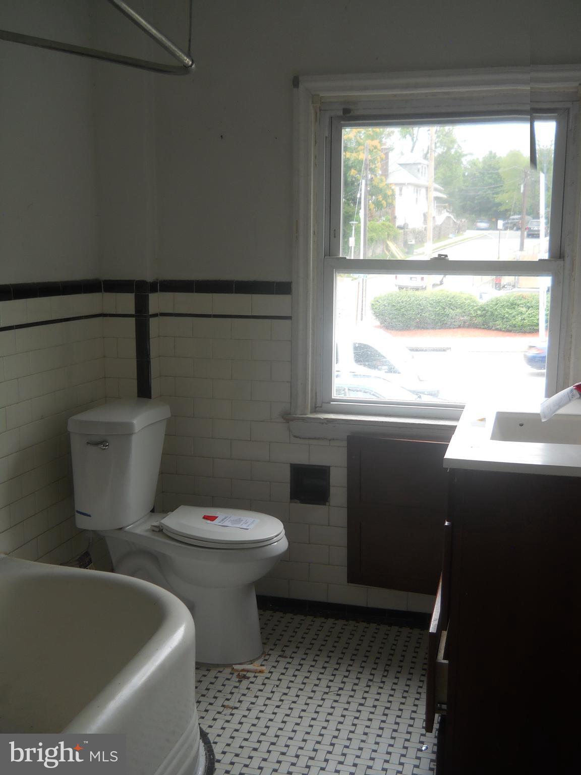 5221 Harford Road Baltimore, MD 21214 - Photo 12 of 17 Bath