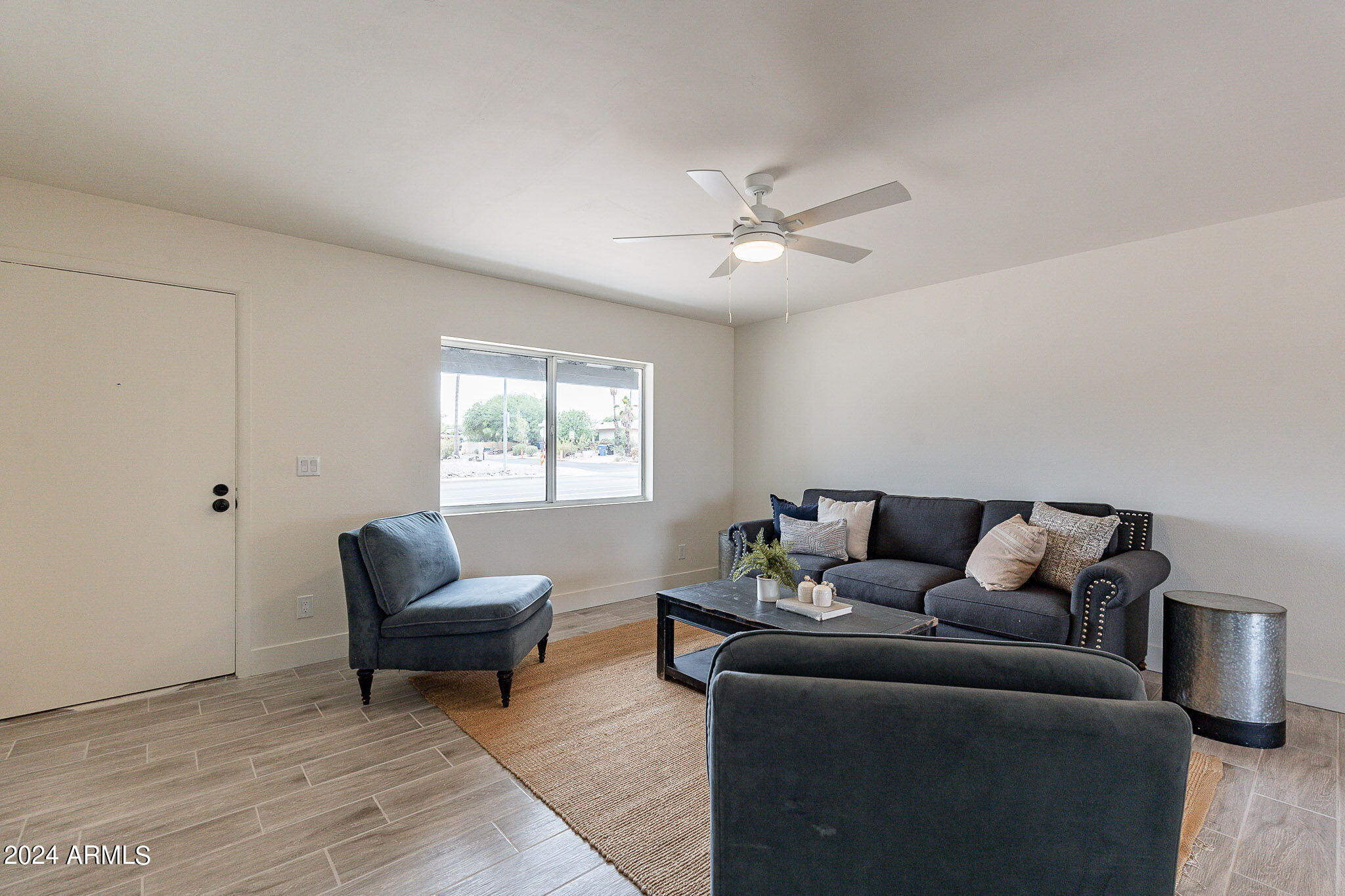 2120 East Greenway Road Phoenix, AZ 85022 - Photo 6 of 32 Living Room