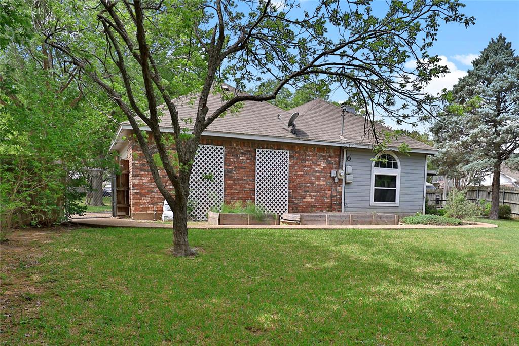 613 Regina Drive Hewitt, TX 76643 - Photo 5 of 33 a front view of house with yard and green space
