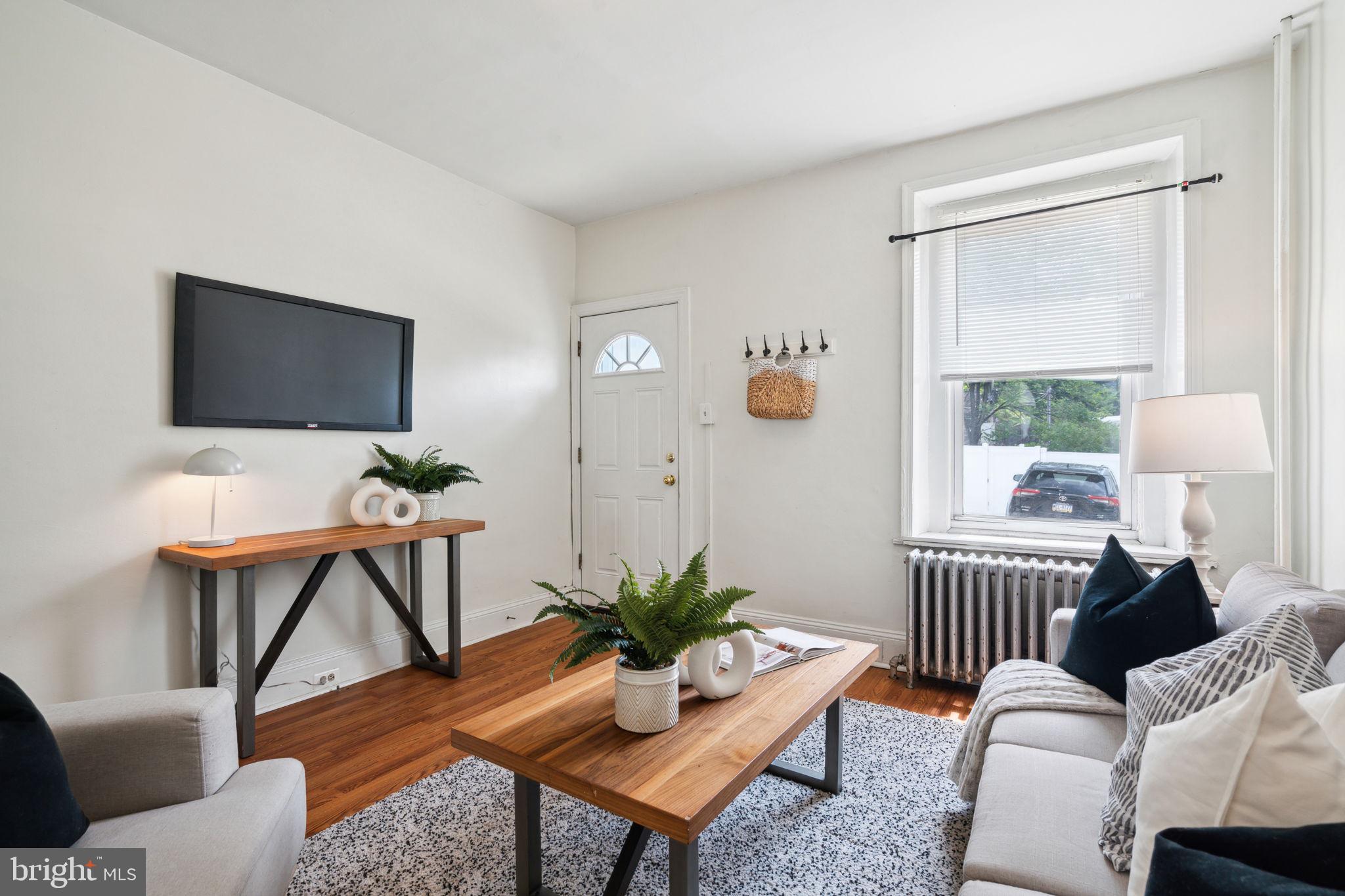 306 Carson Street Philadelphia, PA 19128 - Photo 2 of 27 Living Room