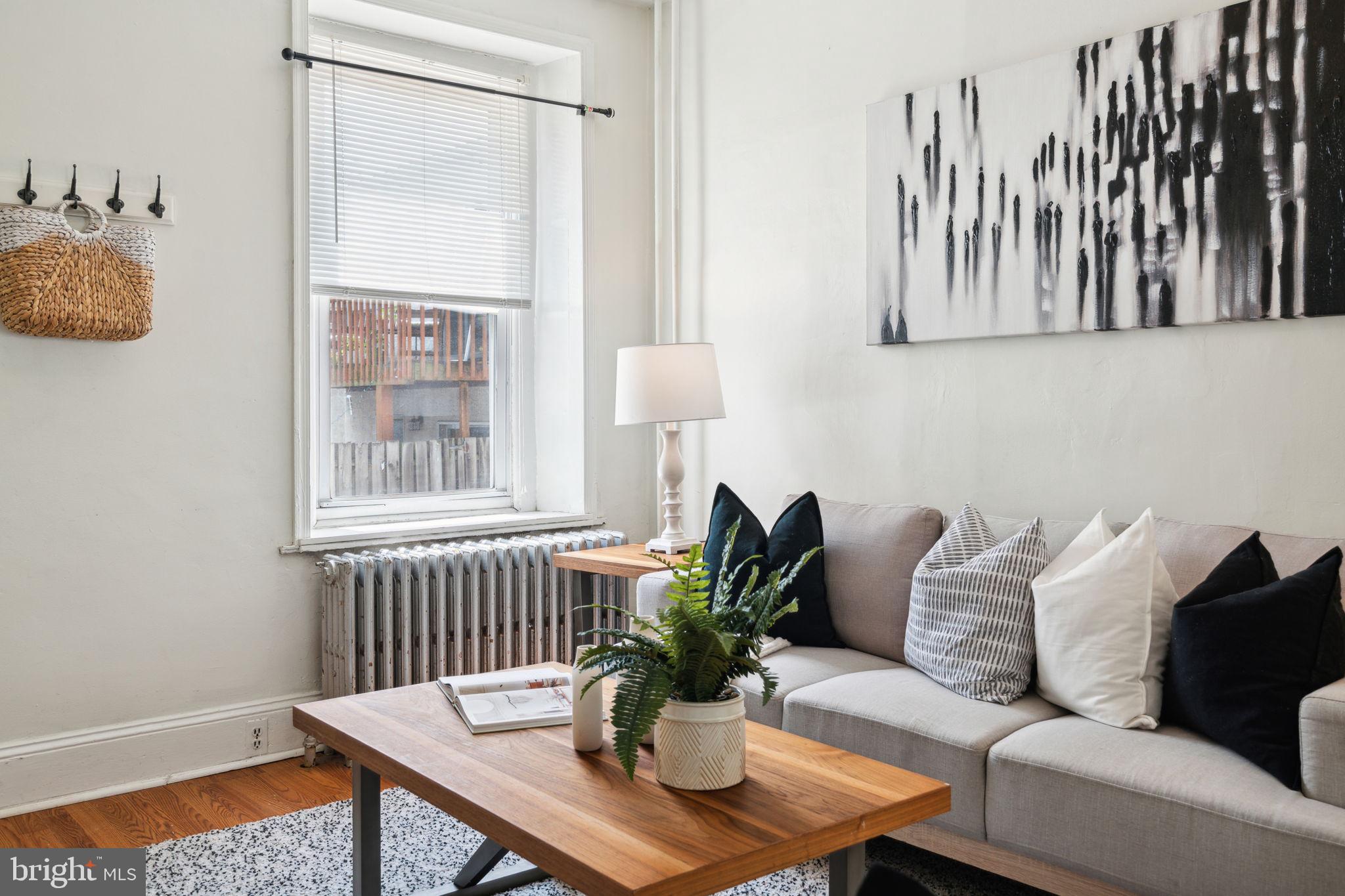 306 Carson Street Philadelphia, PA 19128 - Photo 5 of 27 Living Room