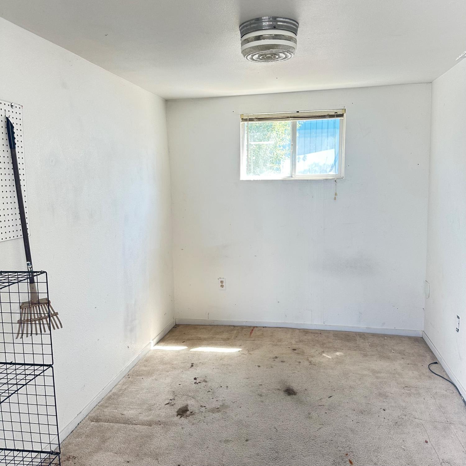 812 West Clover Road, Unit 66 Tracy, CA 95376 - Photo 25 of 27 an empty room with windows