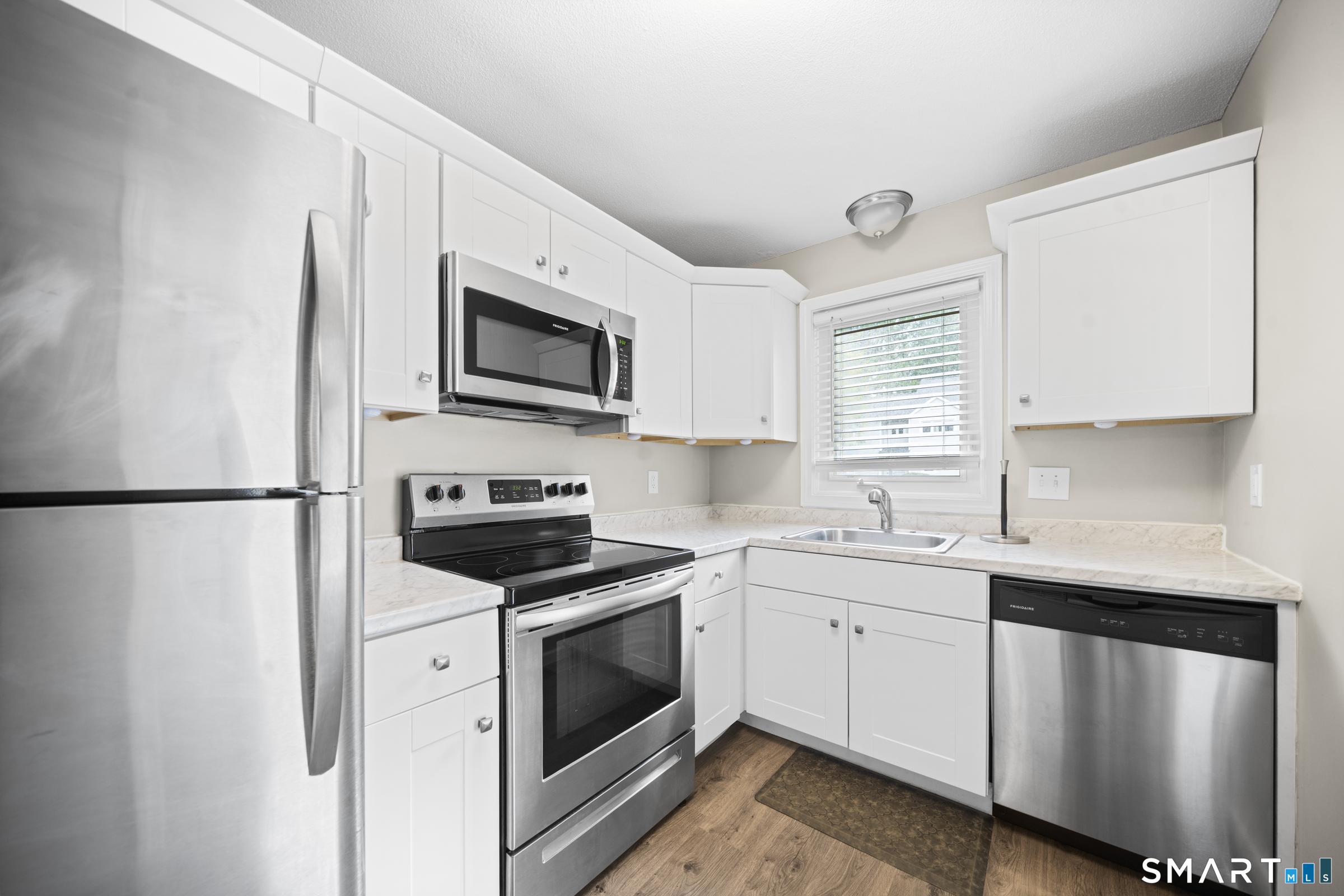 102 Oak Ridge Drive, Unit 102 Windsor Locks, CT 06096 - Photo 3 of 32