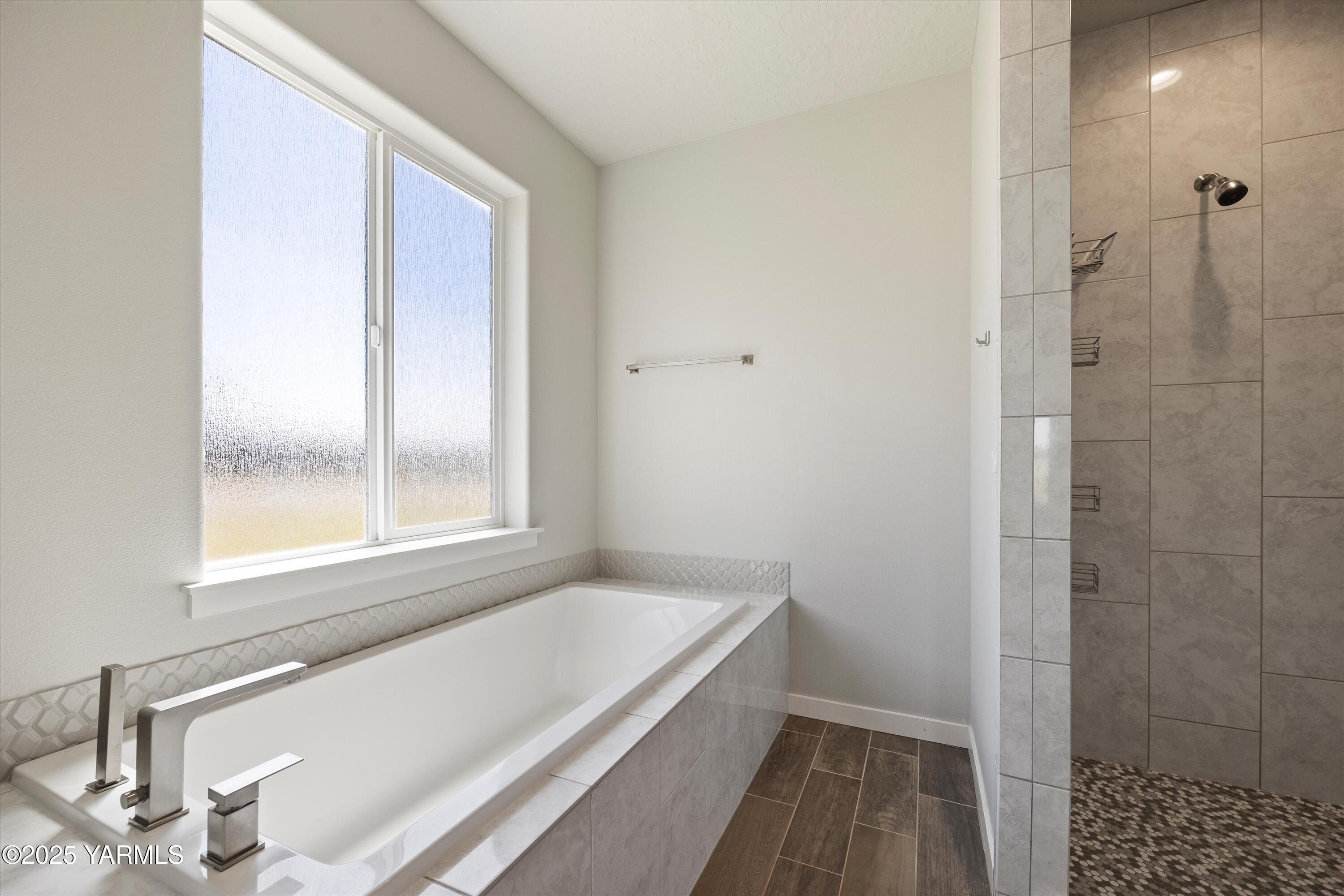 172004 Northwest Dogwood Road Grandview, WA 98930 - Photo 22 of 41 Primary Bath tub