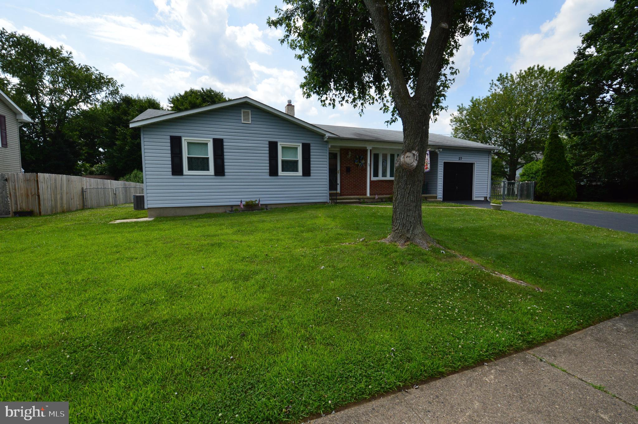 27 Compton Way Hamilton, NJ 08690 - Photo 2 of 32 Gallery Image 2