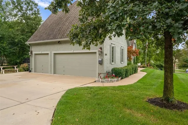 $900,000 | 3609 Iron Horse Court, Leawood, KS 66224